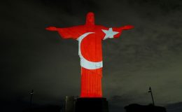 Brezilya’daki Kurtarıcı İsa heykeline Türk bayrağı yansıtıldı