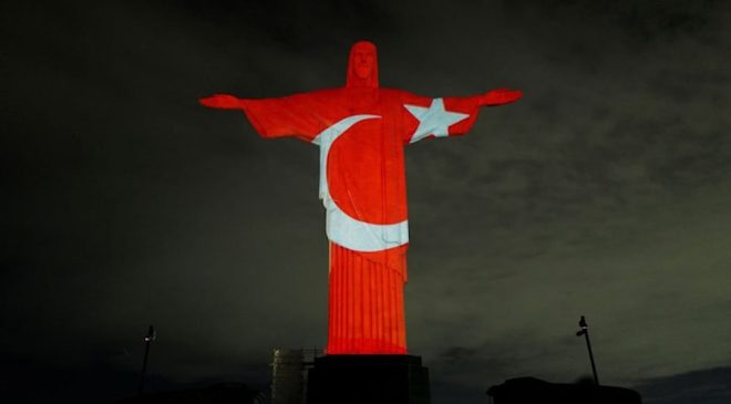 Brezilya’daki Kurtarıcı İsa heykeline Türk bayrağı yansıtıldı