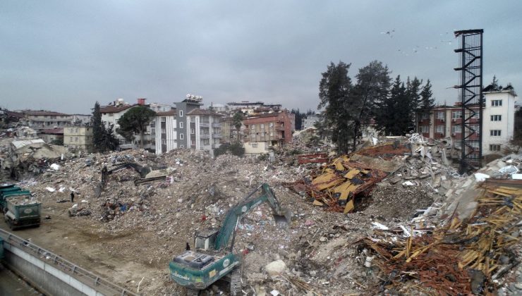 Hatay’da depremde binalar yıkıldı, yangın merdiveni ayakta kaldı