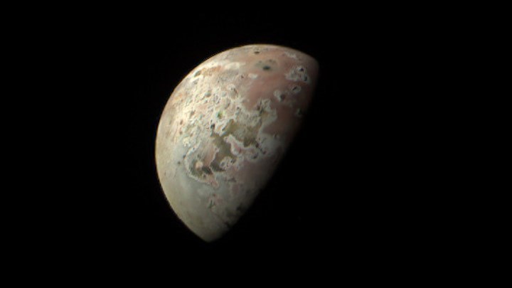 NASA, Jüpiter’in en volkanik uydusunun nefes kesici fotoğraflarını yayınladı