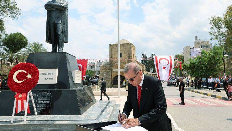 Cumhurbaşkanımız Erdoğan Lefkoşa Atatürk Anıtını Ziyaret Etti