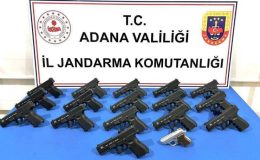 Adana’nın Pozantı ilçesinde yol kontrol ve arama faaliyetlerinde bir araçta 17 adet tabanca ele geçirildi
