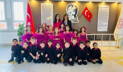 Ceyhan Cumhuriyet İlkokulu Öğrencileri Öğretmenler Günü’nü Törenle Kutladı