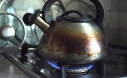 Çelik Demlikten Çay Lekesi Nasıl Çıkarılır?
