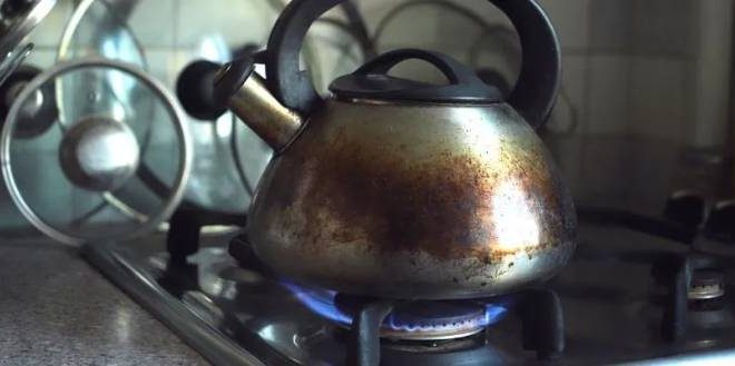 Çelik Demlikten Çay Lekesi Nasıl Çıkarılır?