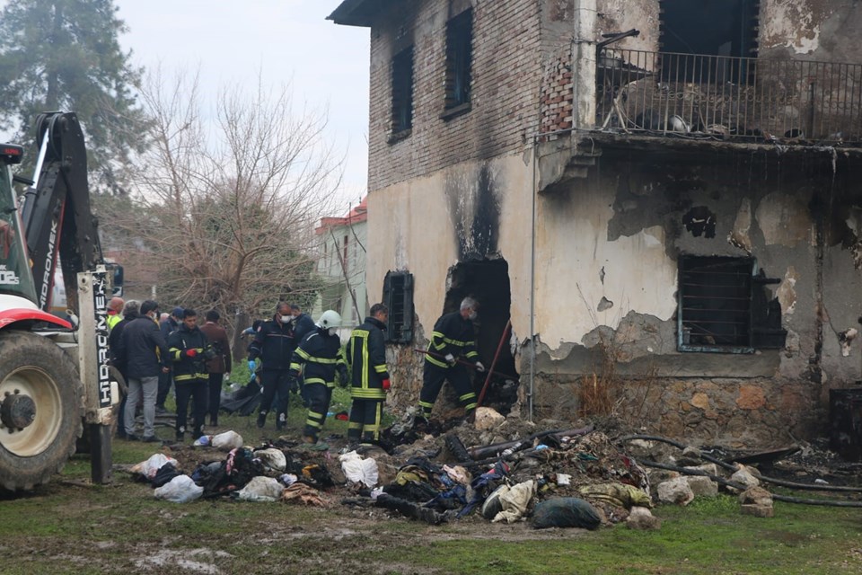 Kozan'da evde çıkan yangın can aldı: 3 ölü - 1