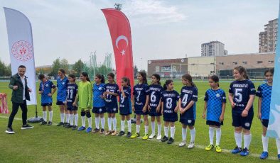 Yıldırım Bayazıt Ortaokulu Küçük Kızlar Futbol Takımı Kayseri Şampiyonu