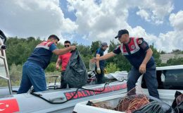 Adana İl Jandarma Komutanlığı ekipleri gölde terkedilmiş ve çürümüş vaziyetteki balıkçı ağlarını topladı