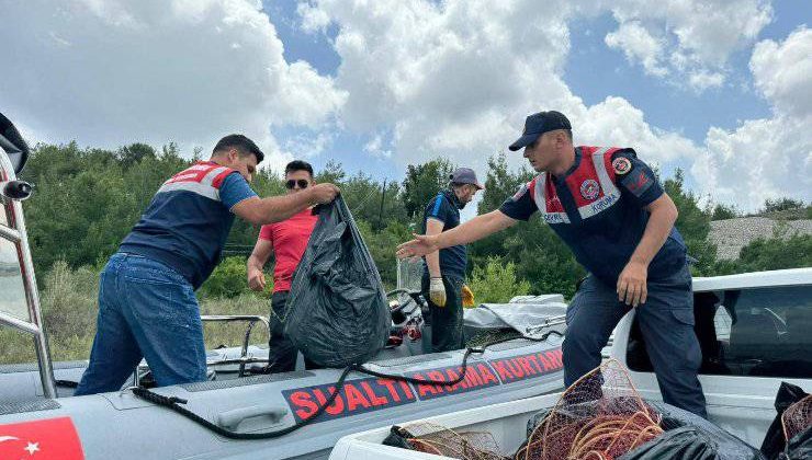 Adana İl Jandarma Komutanlığı ekipleri gölde terkedilmiş ve çürümüş vaziyetteki balıkçı ağlarını topladı