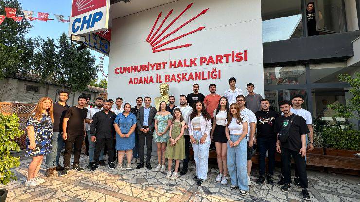 18 yaşını dolduran 50 genç CHP’ye üye oldu