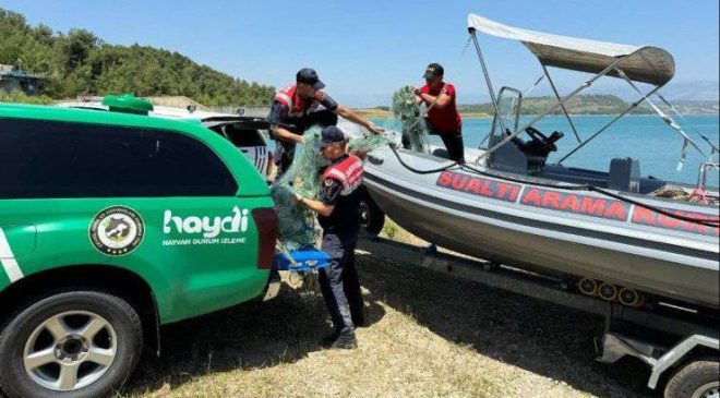 Çatalan baraj gölü havzasında 300 metre misine ağı ve 60 adet sepet tuzak toplandı