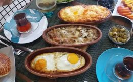 Güveçte Mantarlı Kıymalı Yumurta