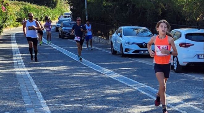 Atletizmde bu rezaleti de gördük! Yaşı küçük diye madalyası verilmedi