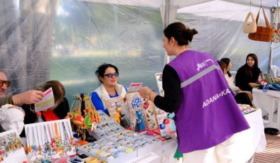 Kadınların ürettiği ürünler yeni yıl konseptiyle hazırlanan pazarda satışa sunuldu