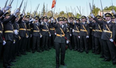 Atatürk’ün ismi geçmeyen marşı törende okuttular