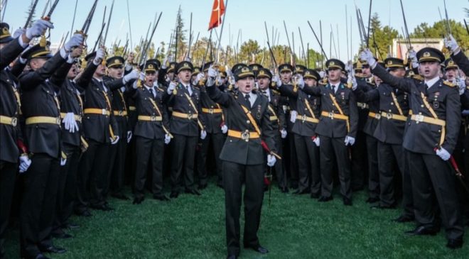 Atatürk’ün ismi geçmeyen marşı törende okuttular