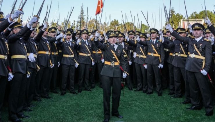 Atatürk’ün ismi geçmeyen marşı törende okuttular