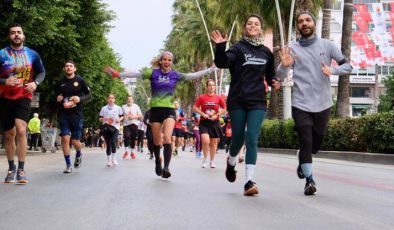 Adana 15. Uluslararası Kurtuluş Yarı Maratonu ve Halk Koşusu coşkuyla gerçekleştirildi.