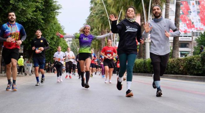 Adana 15. Uluslararası Kurtuluş Yarı Maratonu ve Halk Koşusu coşkuyla gerçekleştirildi.