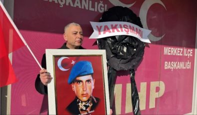 MHP’ye şok protesto! “Yakışmadı” yazılı siyah çelenk bıraktılar