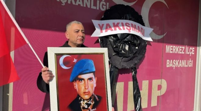 MHP’ye şok protesto! “Yakışmadı” yazılı siyah çelenk bıraktılar