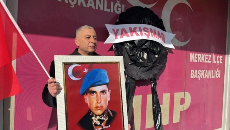 MHP’ye şok protesto! “Yakışmadı” yazılı siyah çelenk bıraktılar