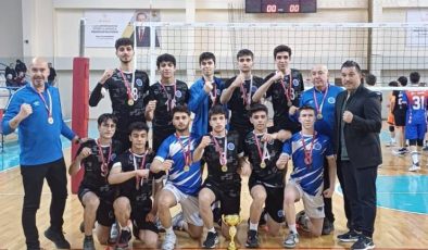 Seyhanlı Genç Ve Küçük Erkek Voleybolcular Adana Şampiyonu Oldu