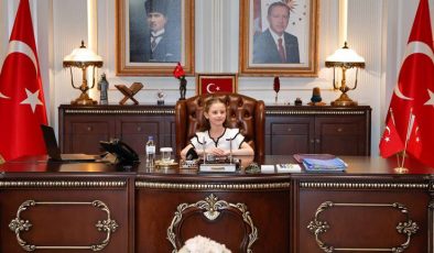 Vali Köşger Koltuğunu Temsili Olarak Öğrenci Nurcan Erva Aydın’a Devretti