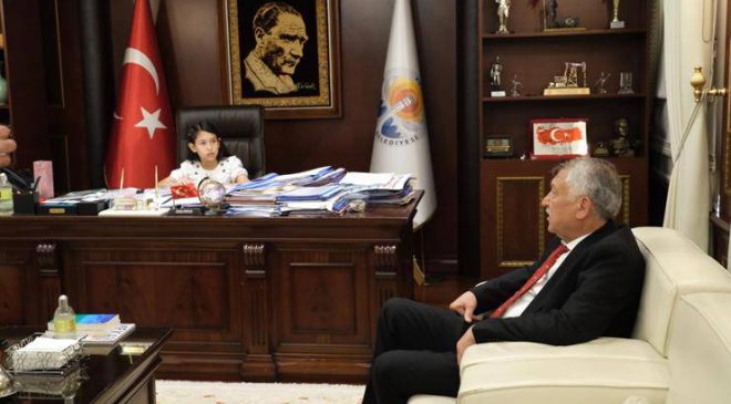 Zeydan Karalar koltuğunu Ezgi Neva’ya teslim etti