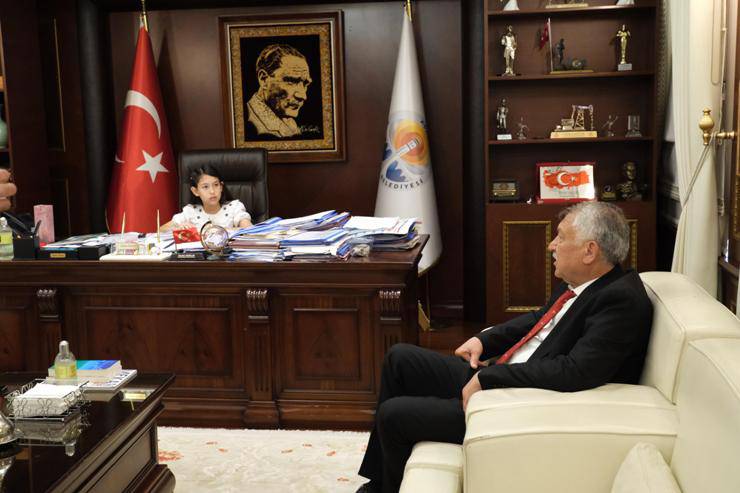 Zeydan Karalar koltuğunu Ezgi Neva’ya teslim etti