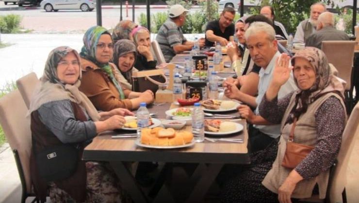 Yemek Davetinde Çocuk