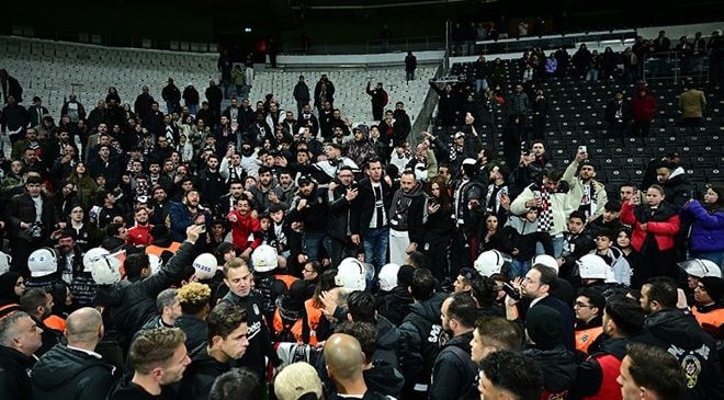 Taraftar stadı terk etmedi! Özür işe yaramadı