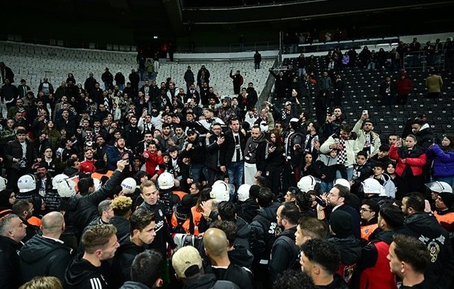 Taraftar stadı terk etmedi! Özür işe yaramadı