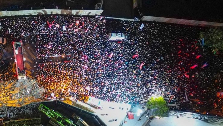 Şişli’de binlerce vatandaş bir araya geldi! Özgür Özel: Biz güçlüyüz, onlar korkuyor