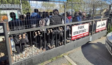 Öğrencilerin eylemine destek veren öğretmen görevden uzaklaştırıldı