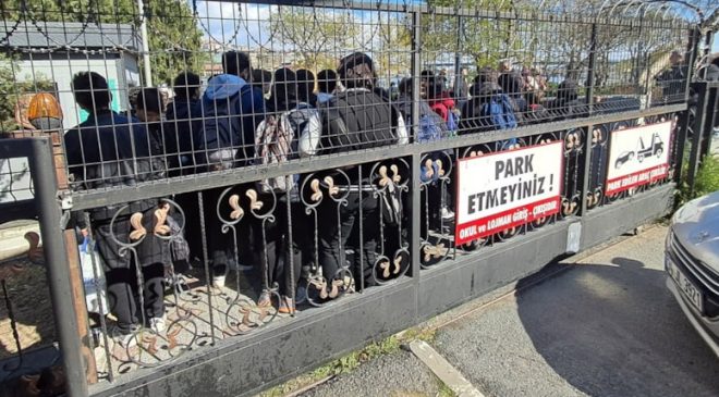 Öğrencilerin eylemine destek veren öğretmen görevden uzaklaştırıldı