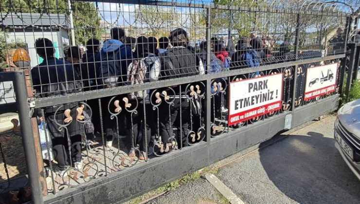Öğrencilerin eylemine destek veren öğretmen görevden uzaklaştırıldı