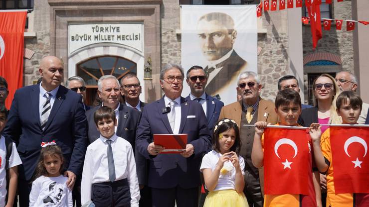 Şehirlioğlu, 23 Nisan Ulusal Egemenlik ve Çocuk Bayramı’nda 1. TBMM binası önünde basın açıklaması yaptı