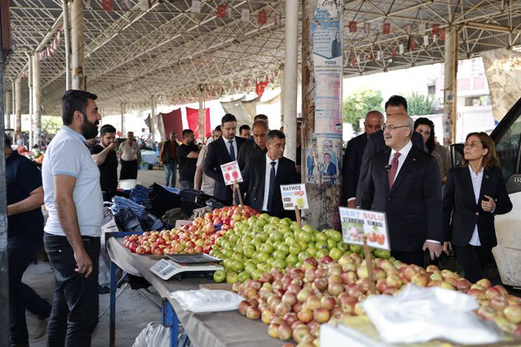 Vali Köşger, Şakirpaşa Semt Pazarı’nda Pazarcı Esnafıyla Bir Araya Geldi