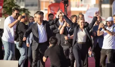 CHP’ye yeni milletvekili! Rozetini Özel mitingde taktı