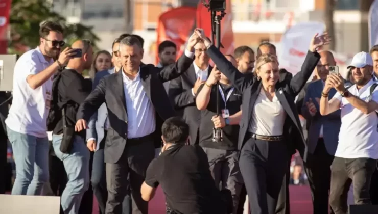 CHP’ye yeni milletvekili! Rozetini Özel mitingde taktı