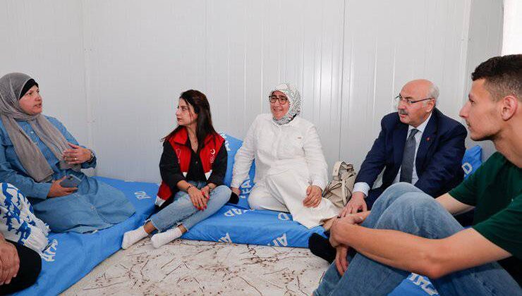 Adana Valisi Köşger Ve Eşi Gazze’den Gelen Filistinli Aileleri Ziyaret Etti