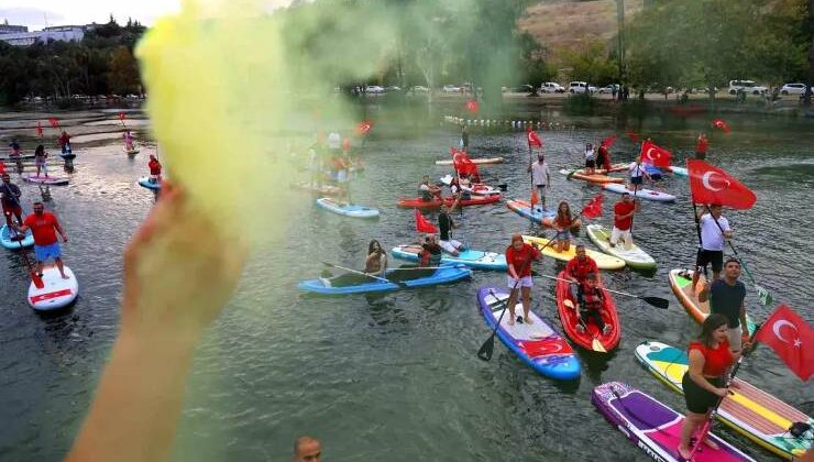 Seyhan Nehri’nde Zaferin İzleri: 50 Kano Sporcusundan Bayraklı Selam