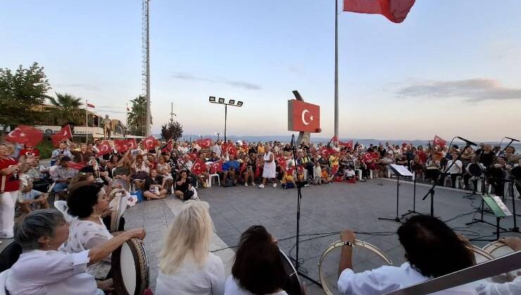 Anadolu Kadın Hareketi Derneği 30 Ağustos’u Edremit’te kutladı: ‘Atatürk’ü unutturmayacağız!’