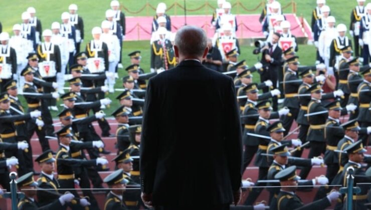 Harp Okulları Mezuniyetinde Gelenek Değişti: Kılıçlar Kalkmadı, Dizi Müziği Çaldı