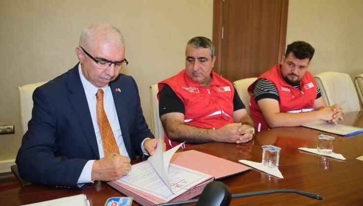 Adana Büyükşehir Belediyesi ile Türk Kızılay arasında, Gazze’ye insani yardım konusunda protokol imzalandı.