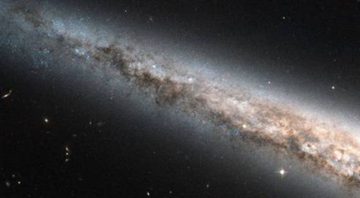 NGC 4565: Kenardan Görülen Bir Galaksi