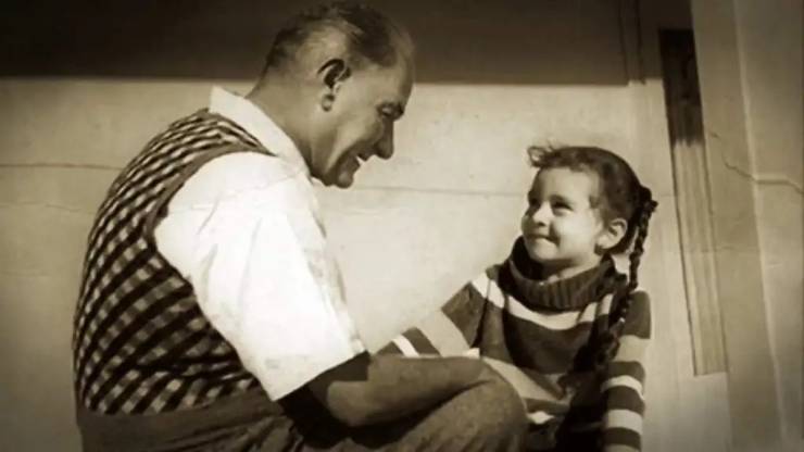 Atatürk Ve Çocuk