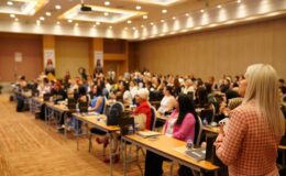 Yüzünüzdeki İmzayı Riske Atmayın: Cansu Durkun’dan Kalıcı Makyajda Hayat Kurtaran 5 Altın Kural!