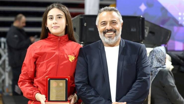 Göztepe Eskrim Sporcusu Eylül Bedük, “Sporun Enleri”nde Ödüle Layık Görüldü